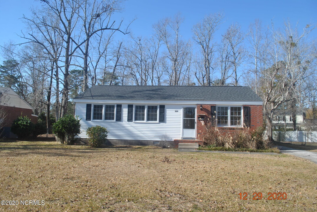 305 Seminole Trail in Jacksonville, NC - Building Photo