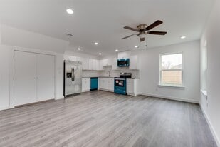 8128 Sterlingshire St in Houston, TX - Building Photo