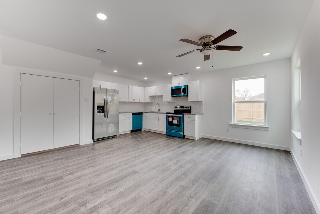 8128 Sterlingshire St in Houston, TX - Building Photo