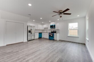 8128 Sterlingshire St in Houston, TX - Building Photo - Building Photo