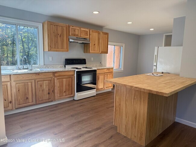 1050 Lucas Ave Ext in Hurley, NY - Building Photo - Building Photo