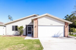 5701 Longleaf Dr in North Fort Myers, FL - Building Photo