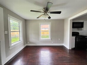 1811 Pine Ave in Bay City, TX - Building Photo - Building Photo