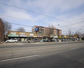 3262-3302 W Lake Shore Blvd in Toronto, ON - Building Photo - Building Photo