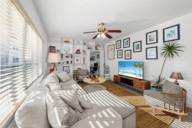 1120 Venetian Way in Miami Beach, FL - Building Photo - Building Photo