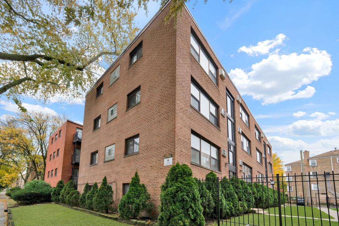 2901 W Summerdale Ave in Chicago, IL - Building Photo