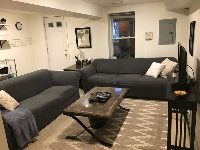 1830 Ontario Pl NW, Unit Apt B