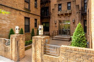 1151 Brighton Beach Ave in Brooklyn, NY - Foto de edificio - Building Photo