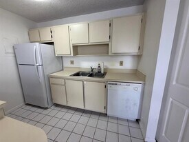 645 Executive Center Dr in West Palm Beach, FL - Building Photo