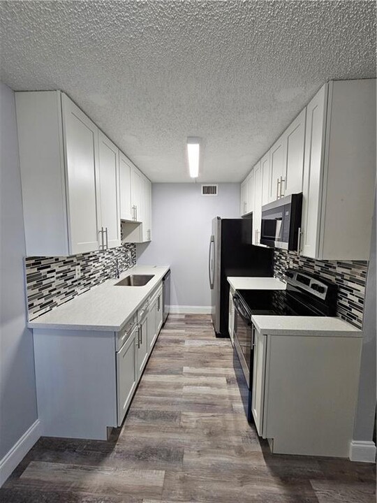 9862 Nob Hill Ct in Sunrise, FL - Building Photo