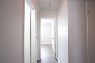966 Kerley Ln in Turlock, CA - Foto de edificio - Building Photo