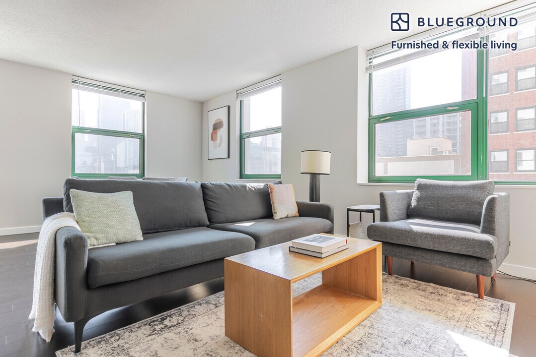77 W Huron St in Chicago, IL - Building Photo