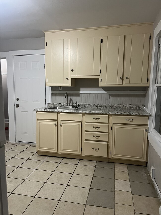 30 Gridley St, Unit Bristol 3 Bedroom apto in Bristol, CT - Building Photo - Building Photo