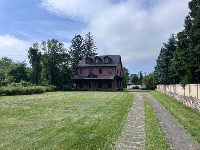 8 Sunnyview Dr in Redding, CT - Building Photo - Building Photo