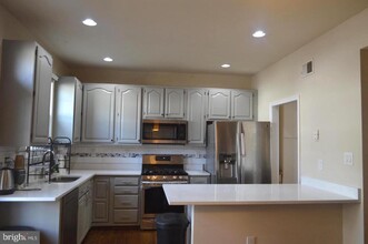 14608 Stream Pond Dr in Centreville, VA - Building Photo - Building Photo