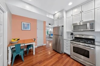 2578 W Lyndale St, Unit 2 in Chicago, IL - Building Photo - Building Photo