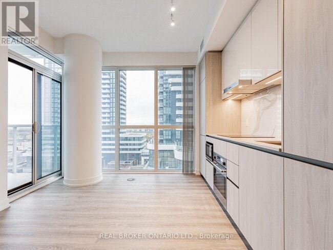 8 Interchange Wy in Vaughan, ON - Building Photo - Building Photo