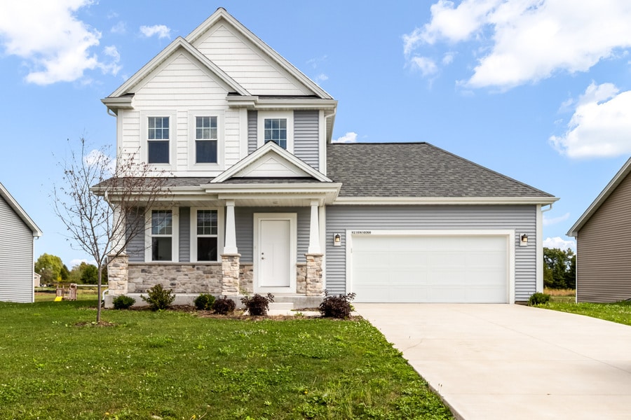 W218N16066 Tiger Lily Dr in Jackson, WI - Building Photo