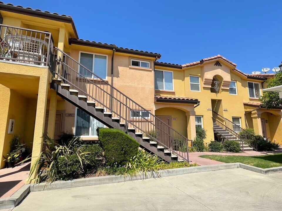 10201 Remmet Ave in Chatsworth, CA - Foto de edificio