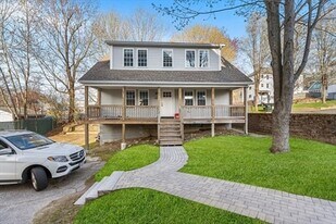 25 1/2 Lincoln St in Webster, MA - Building Photo