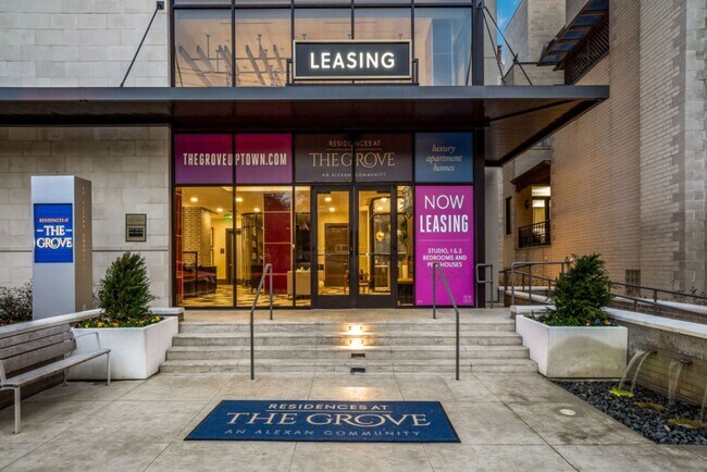 Residences at the Grove in Dallas, TX - Foto de edificio - Building Photo