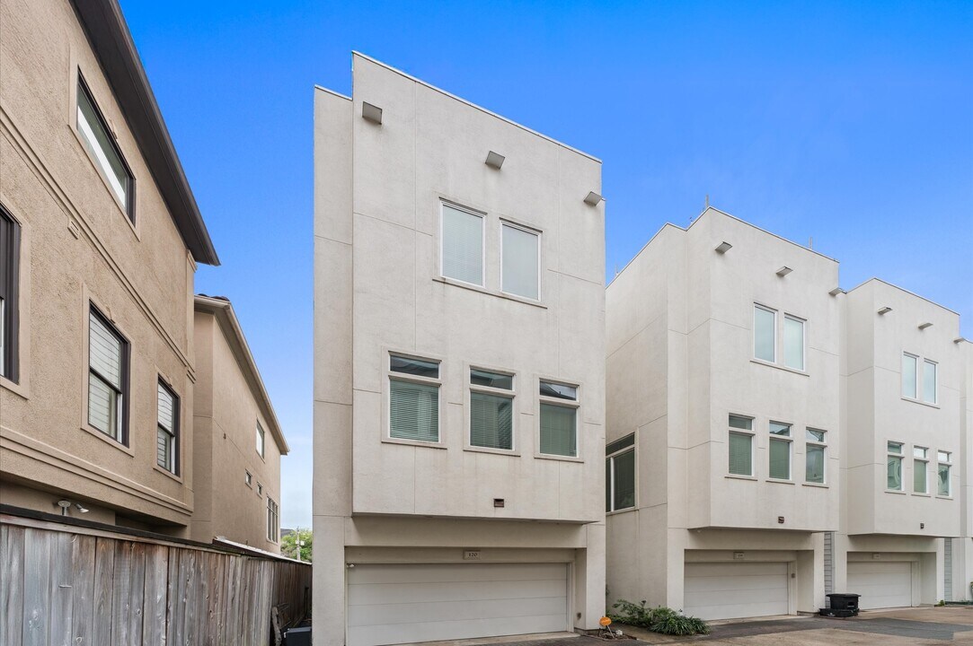 120 Pierce St in Houston, TX - Building Photo