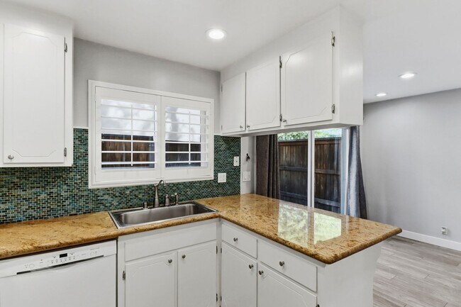 412 Alvarado Ave in Davis, CA - Building Photo - Building Photo