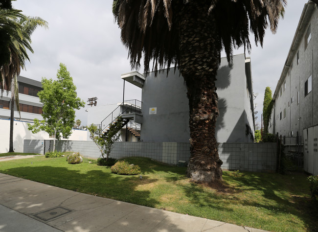 11951 Venice Blvd in Los Angeles, CA - Foto de edificio - Building Photo