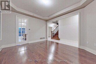 423 Threshing Mill Blvd. in Oakville, ON - Building Photo - Building Photo