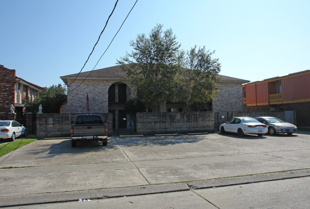 Napoleon Apartments in Metairie, LA - Building Photo