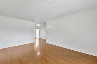 10402 Hollyglen Dr in Houston, TX - Foto de edificio - Building Photo