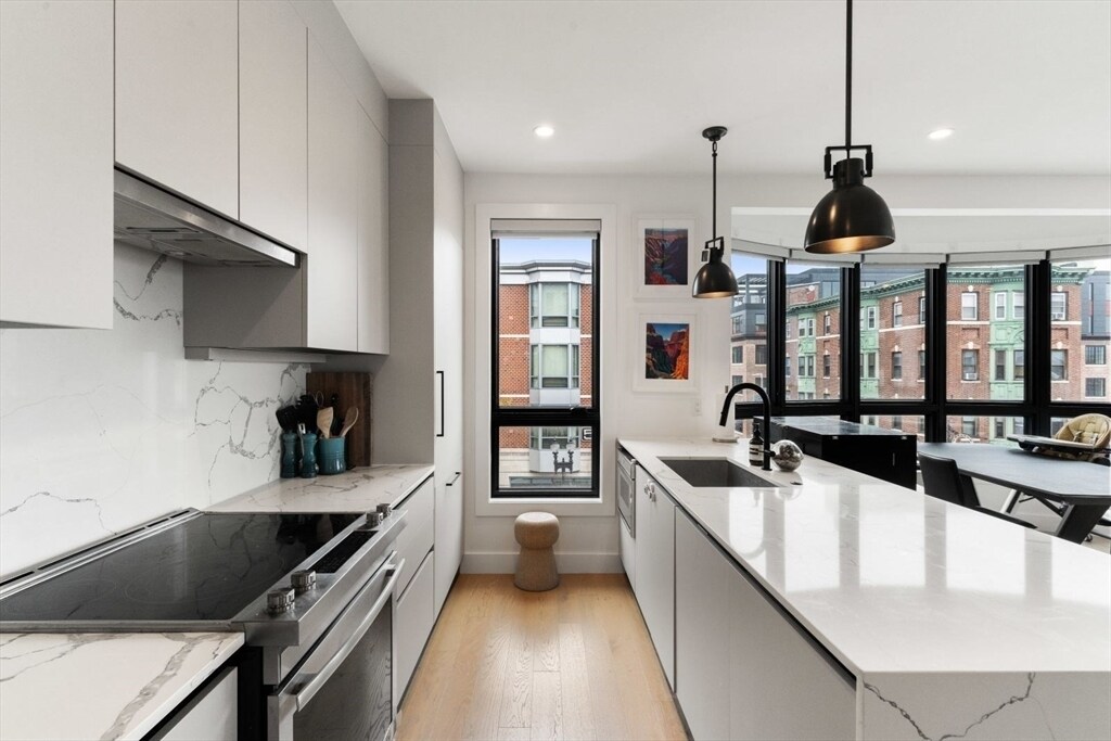 75 W Broadway in Boston, MA - Building Photo