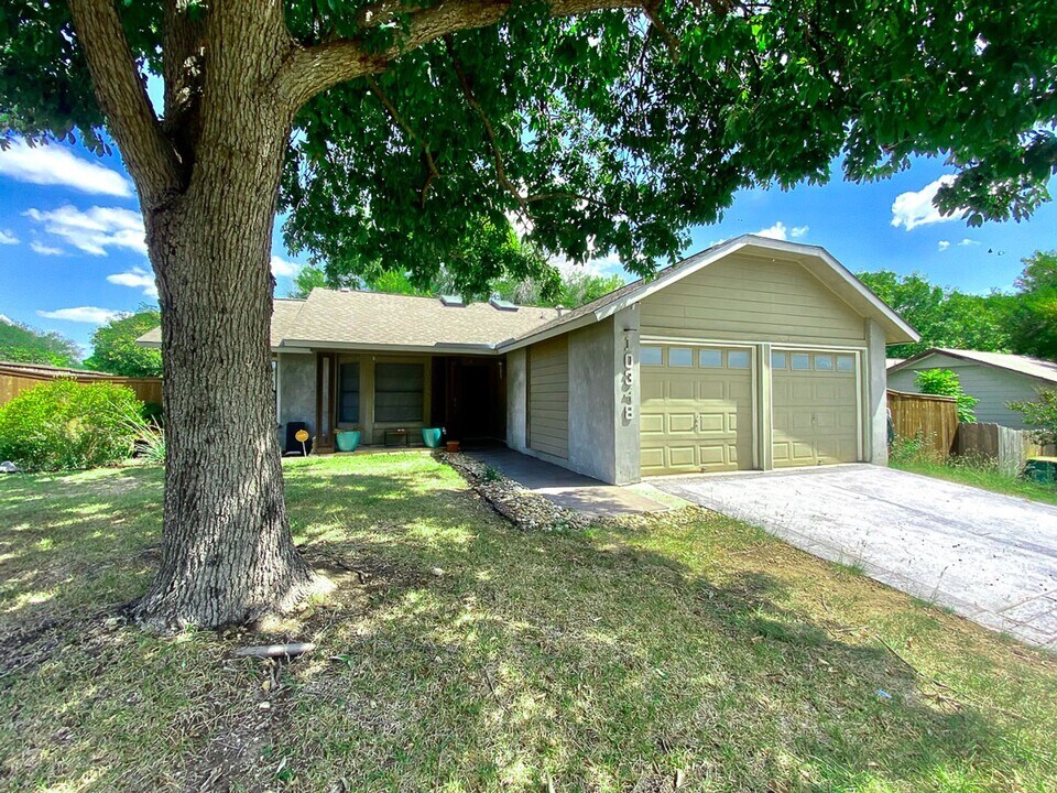 10348 Flatland Trail in Converse, TX - Foto de edificio