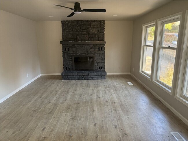 9 Brighstone Ln in Bella Vista, AR - Foto de edificio - Building Photo