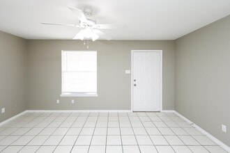 8911 McPherson Rd, Unit 4D in Laredo, TX - Building Photo - Building Photo
