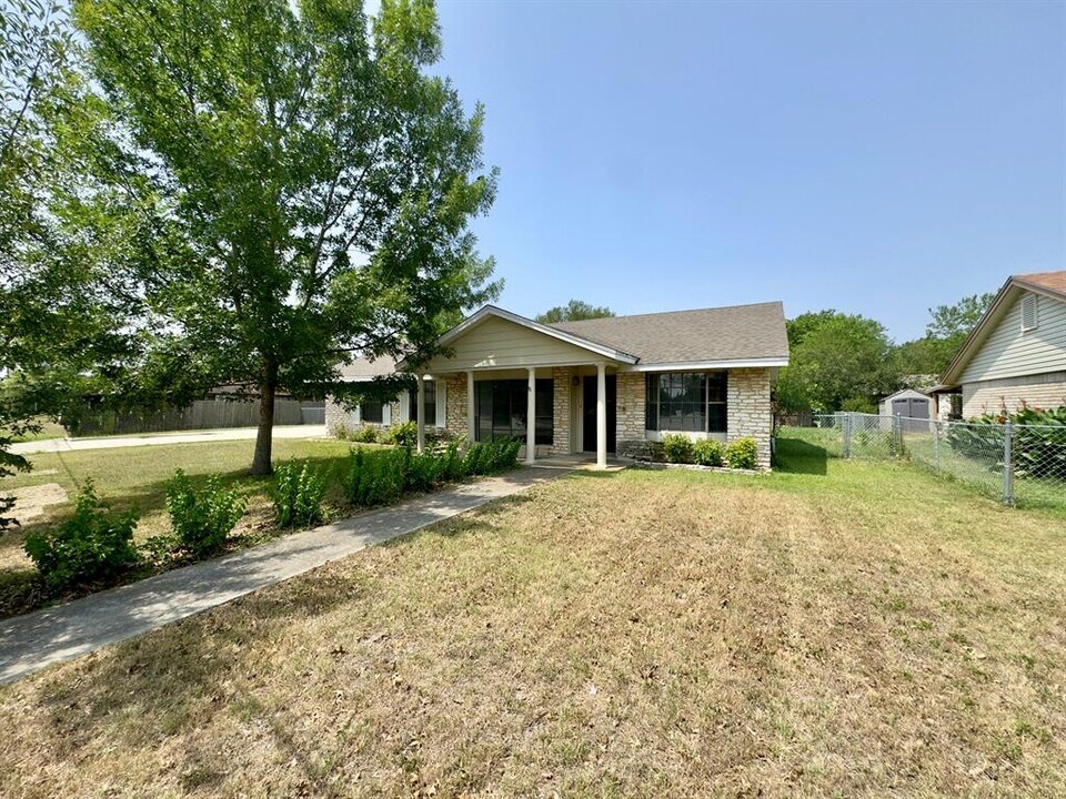 821 Guadalupe St in Lockhart, TX - Building Photo