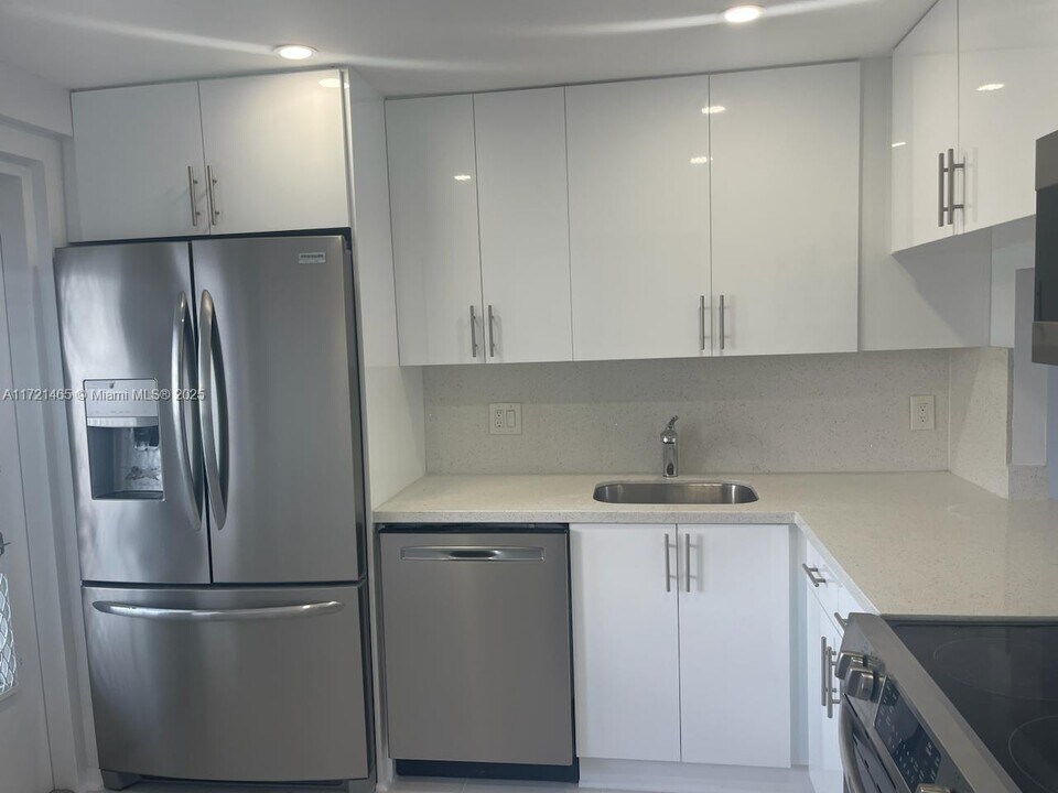 3181 S Ocean Dr in Hallandale Beach, FL - Building Photo