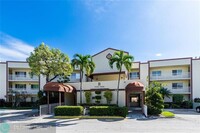 7214 N Devon Dr in Tamarac, FL - Foto de edificio - Building Photo