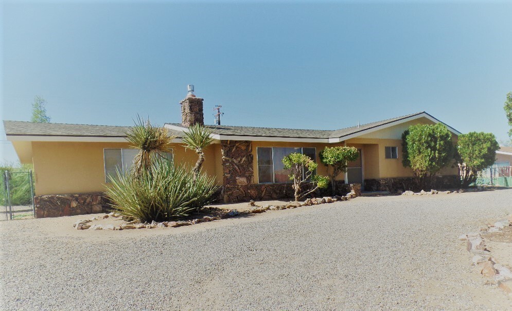 58329 Delano Trail in Yucca Valley, CA - Foto de edificio