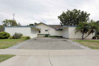 Regency Park Apartments in Tustin, CA - Building Photo - Building Photo