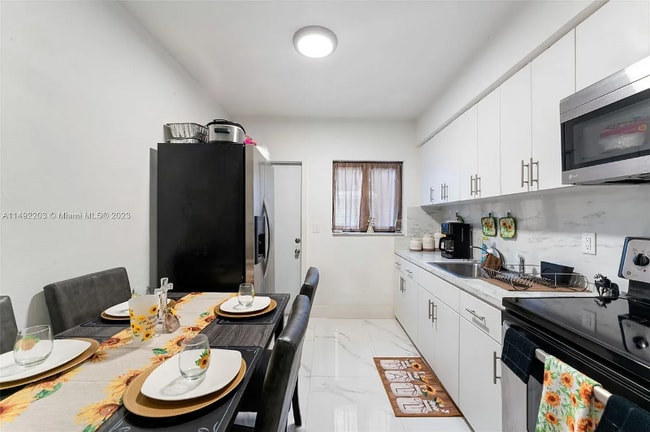 2251 NW 94th St in Miami, FL - Building Photo - Building Photo