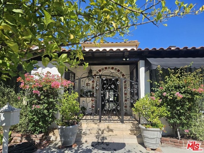 property at 424 N Arden Blvd