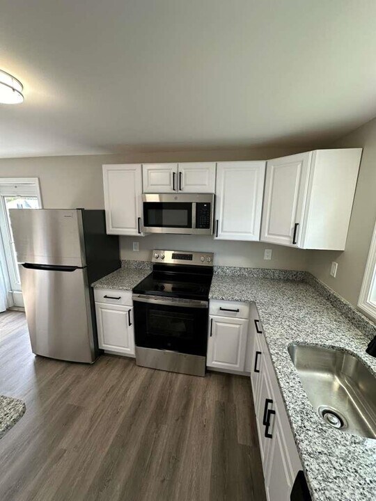 24 Eden St in Manchester, NH - Building Photo