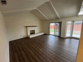 721 E Ann Dr in Reedley, CA - Building Photo