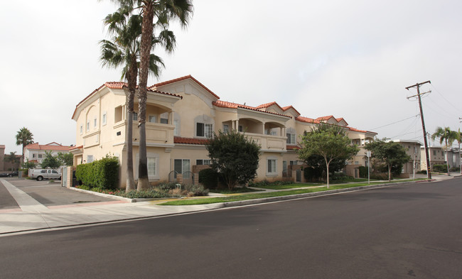 Pacific Breeze Townhomes in Huntington Beach, CA - Building Photo - Building Photo