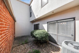 2468 Bering Dr in Houston, TX - Building Photo - Building Photo