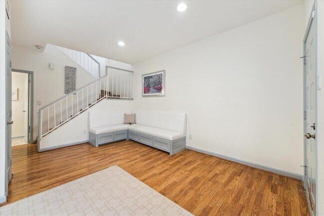 1330 Augusta Dr in Houston, TX - Building Photo - Building Photo