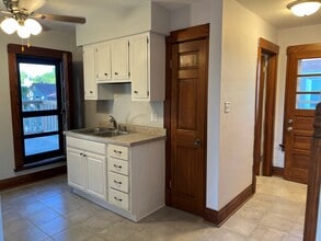 608 E Cady St, Unit Upper in Watertown, WI - Foto de edificio - Building Photo