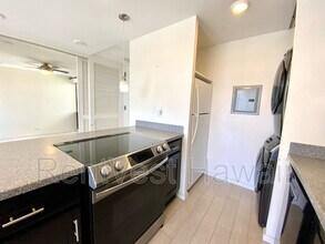 320 Lili?uokalani Ave in Honolulu, HI - Building Photo - Building Photo