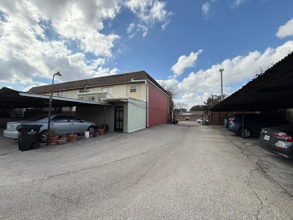 6109 Fondren Rd in Houston, TX - Building Photo